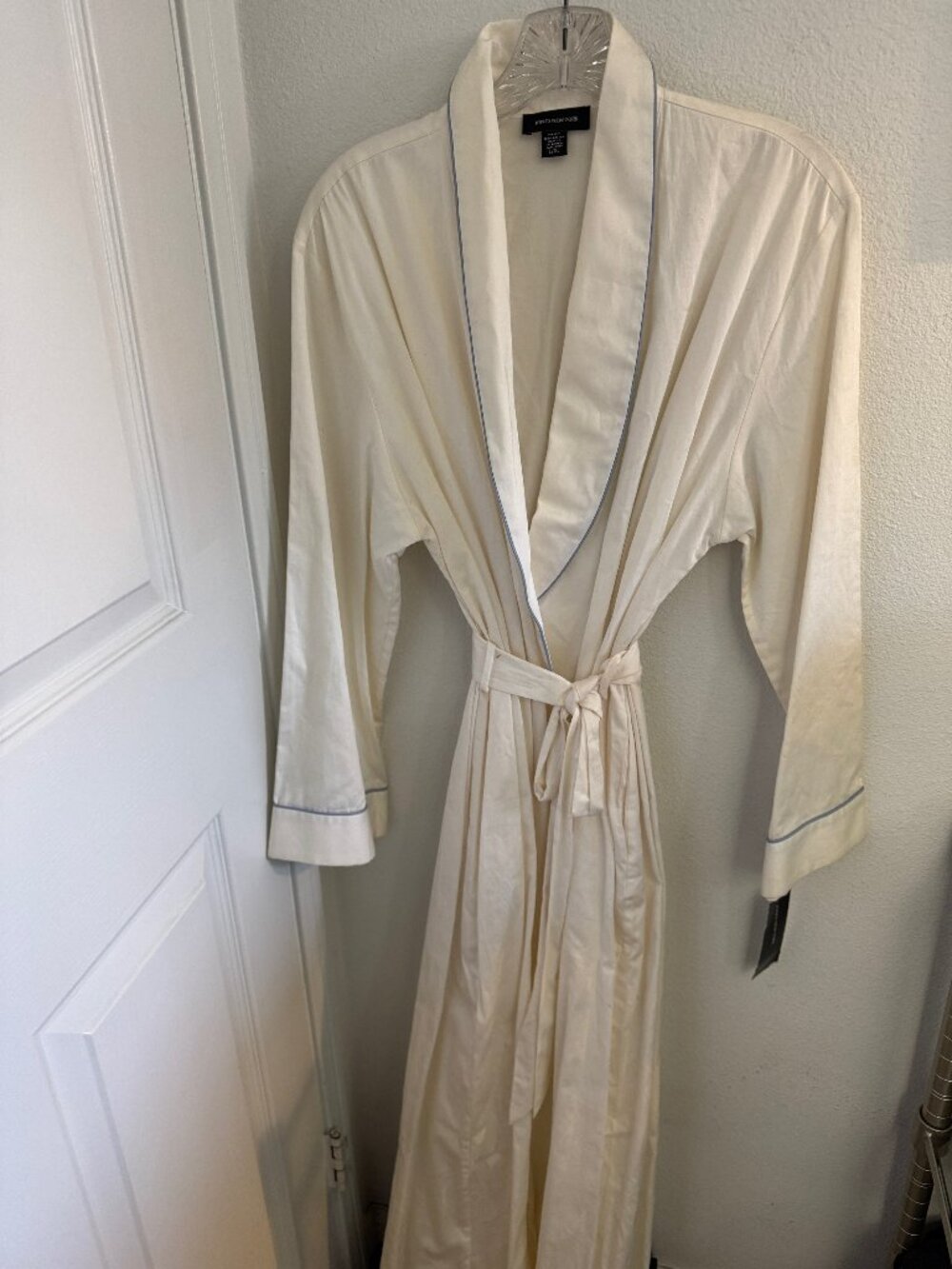 Jones New York New w/Tags  White Cotton Robe Long Sleeved Full length